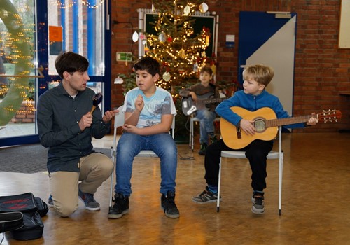 Musizieren einer vierten Klasse 
