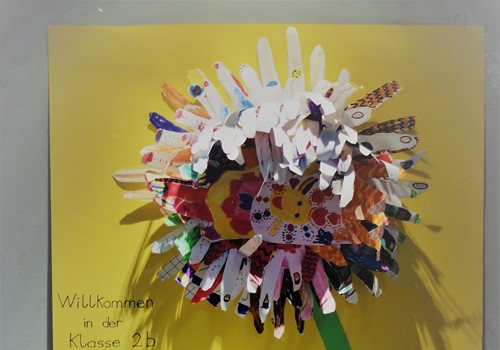 Grundschule Brüser Berg Bonn Rundgang Klassentür mit Blumen