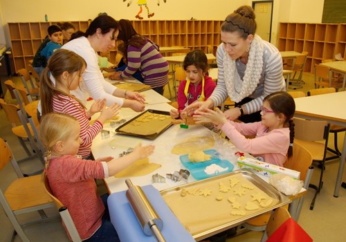 Die Eltern unterstützen ihre Kinder 