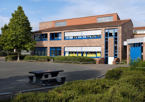 Schulgebäude aus der Sicht des Schulhofes