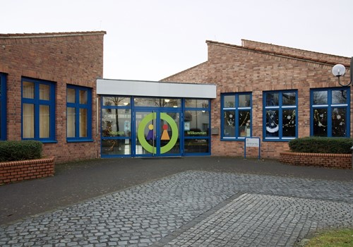 Grundschule von außen/Eingang
