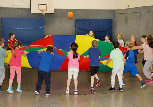 Sportunterricht einer ersten Klasse