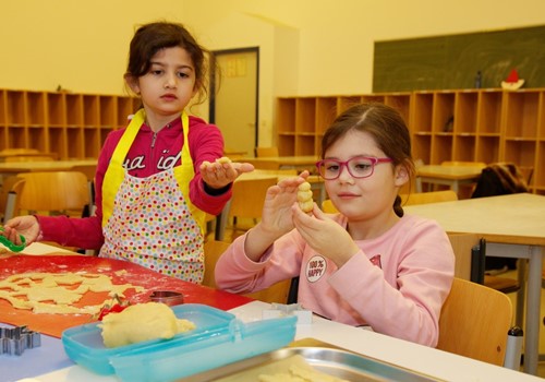 Plätzchen backen in der Mensa 