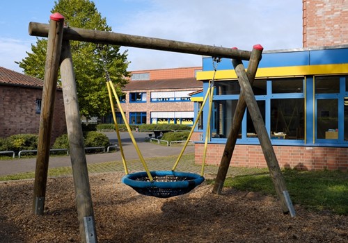 Schaukel auf dem Schulhof 